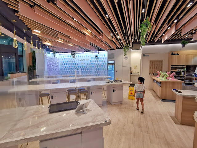 一張含有 文字, 室內, 地板, 天花板 的圖片 自動產生的描述