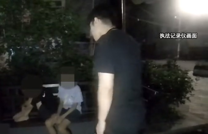 父母在傍晚回家後方發現兒子離家出走,於是立即報警求助。