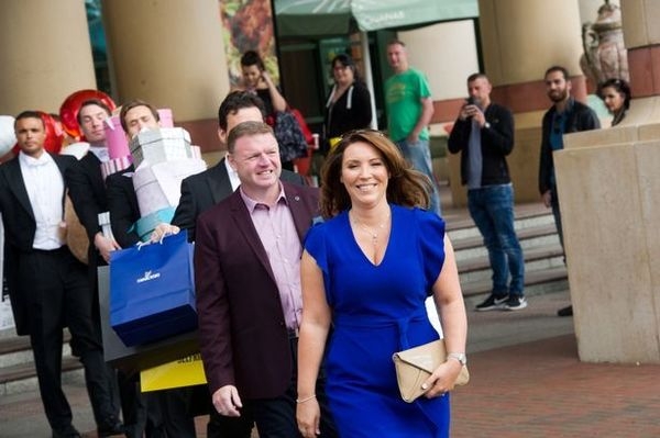 英國一對夫婦Nigel Mather和Sharon在2010年度假期間，購買「歐洲百萬元彩票」（EuroMillions），回家後竟發現中頭獎