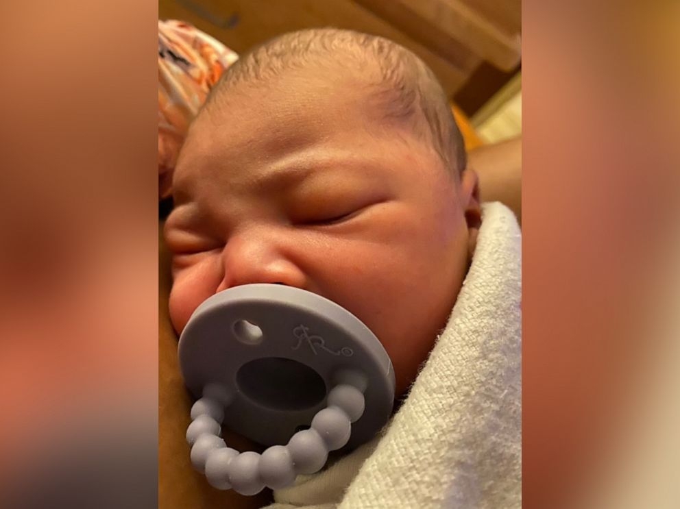 當時她強忍着宮縮的疼痛,保持冷靜地慢慢引導她的女兒協助生產。