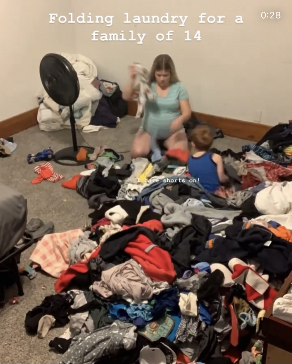 Chris則負責送孩子上學,不過由於人數太多的闗係,他要走兩轉才送得完