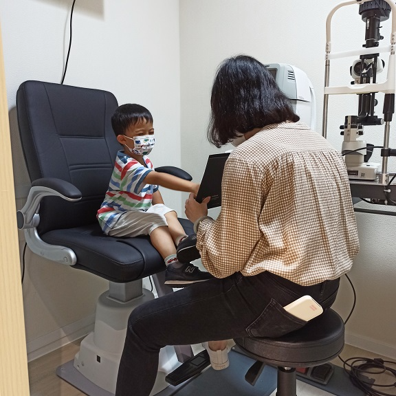 帶小朋友驗眼最重要係職員同視光師要有耐性