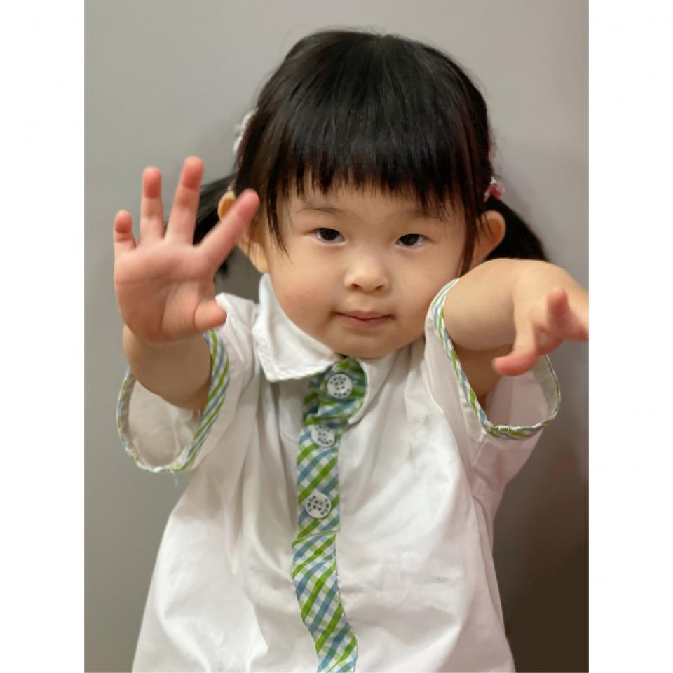 兩歲的迷你妹剛開始了基礎班生活，也開始出現分離焦慮。