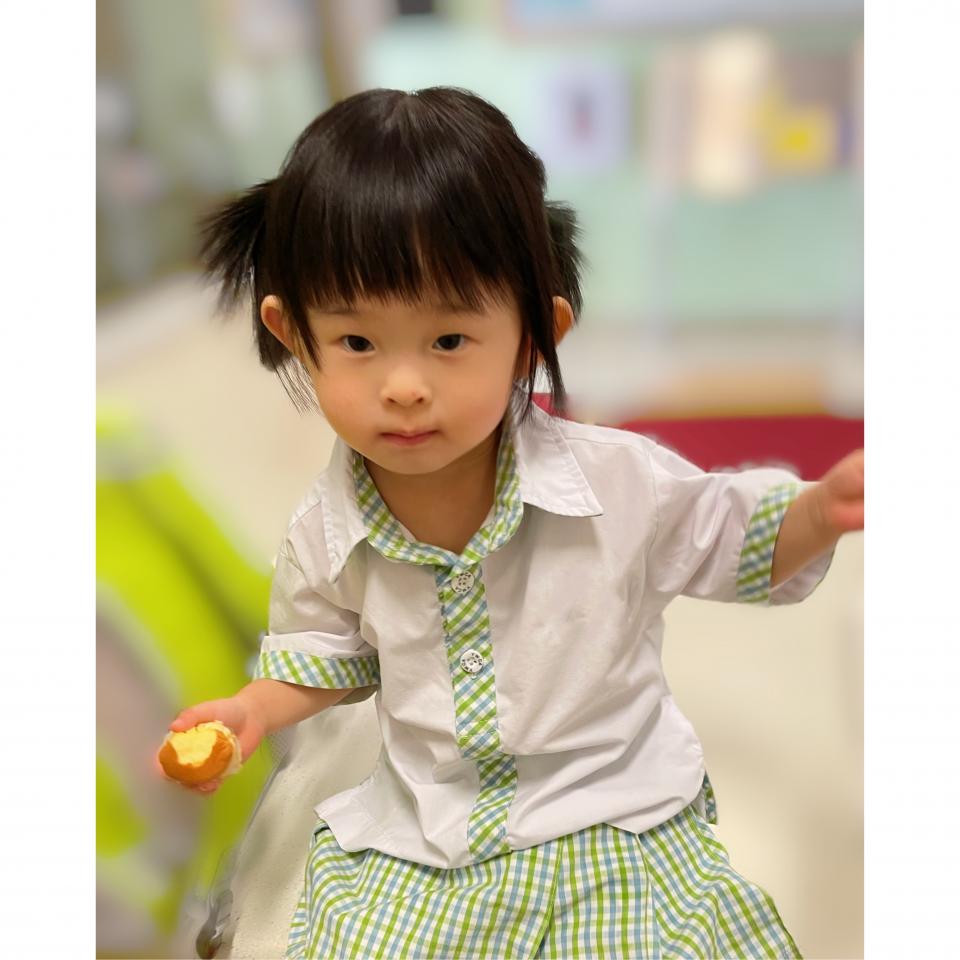 回家黏著你的時候就抱抱他，讓他更有安全感吧