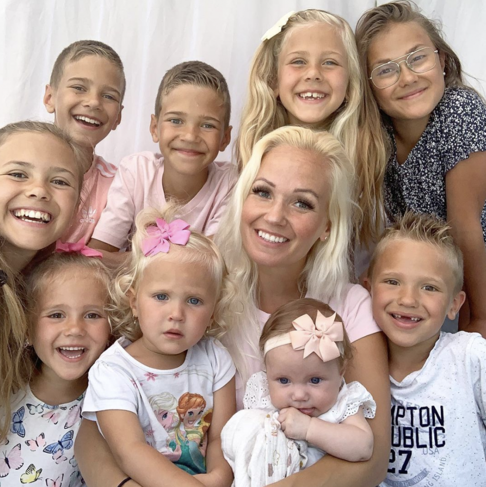 在接下來的14年都好孕不斷。她在10多年來斷斷續續地懷孕,直至7個月前迎來年紀最細的幼子。