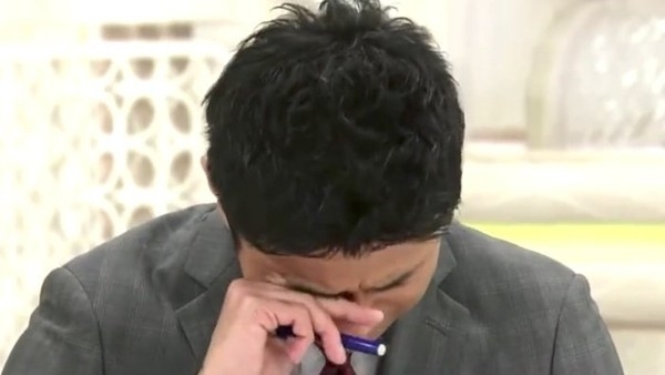 富士電視台主播榎並大二郎昨日報導這則新聞時，禁不住在鏡頭前失控落淚