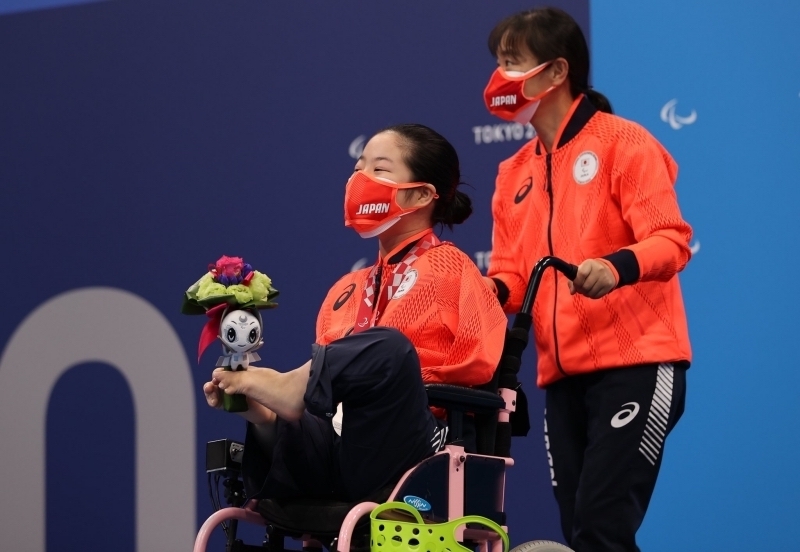 日本14歲游泳小將山田美幸天生沒有雙臂,兩腿長短不一。