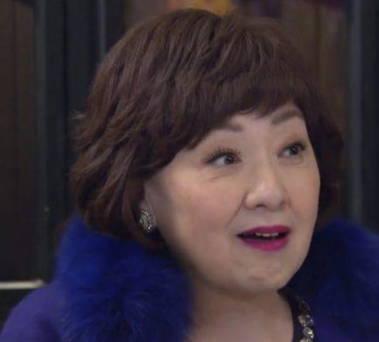 不過人妻並沒有理會她,直接挑選了心儀的大露背及大開衩裙款!