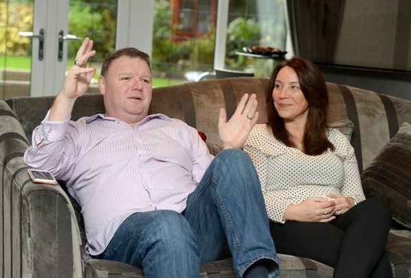 於是他們製作了一份親友名單，逐一上門拜訪向他們送上心意卡和支票