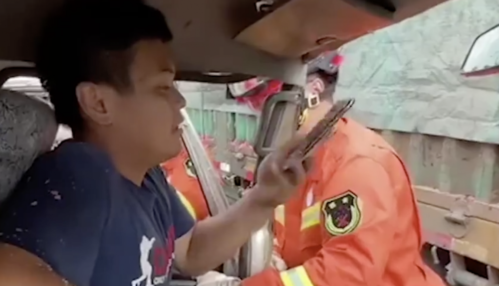 在黑龍江鶴岡有位貨車司機早前不幸發生車禍,然而半身被困情況嚴重的他卻仍只惦記着懷孕的妻子