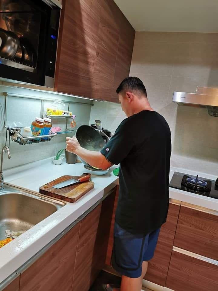 這位台媽在討論區《爆料公社》表揚老公,稱讚他在奶奶想挑剔新抱不煮飯時,用充滿智慧的回應K.O對方,保護妻子免被責難。