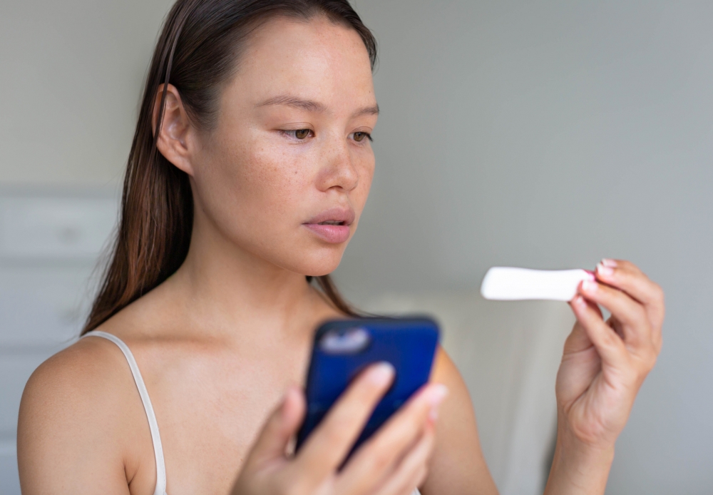 女性等待驗孕結果