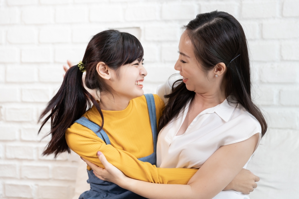 15歲的繼女在幾年前因意外而導致頸部及半邊臉都留有巨大燒傷疤痕,毁容的她因而不時遭到歧視、批評及取笑,但這無阻繼母及父親對她的愛