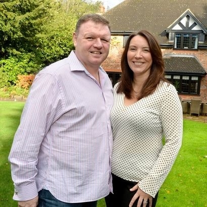 夫婦二人教導兒子們「要尊重別人所擁有的東西，不吹噓、不炫耀。我們只是幸運，我們將擁有這筆錢視為一種責任，我們要善用它，而不是浪費它。」