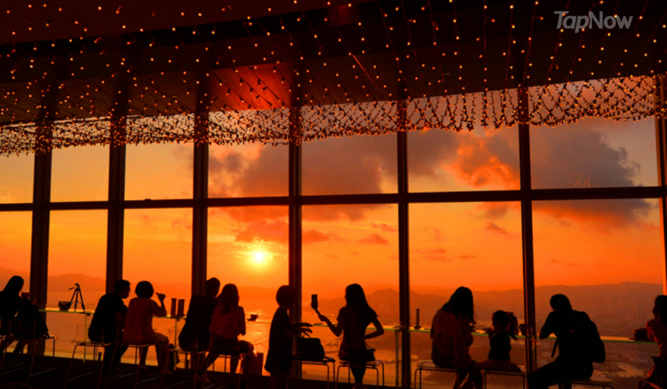 天際100觀景台能居高臨下、在海拔393米位置環視香港的景色