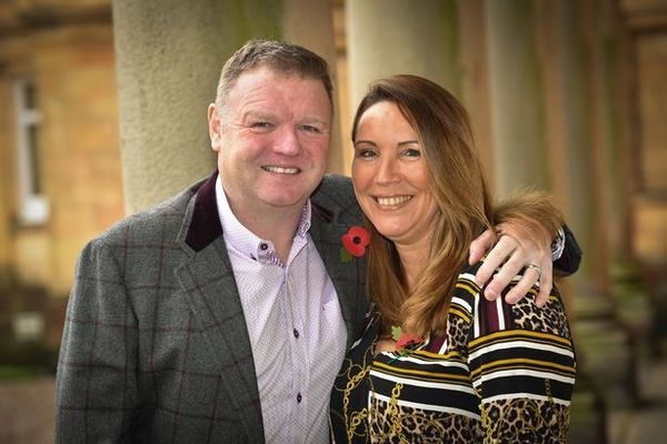 正當所有人都送上祝賀時，Nigel和Sharon的兩名幼子卻對中奬的事毫不知情。