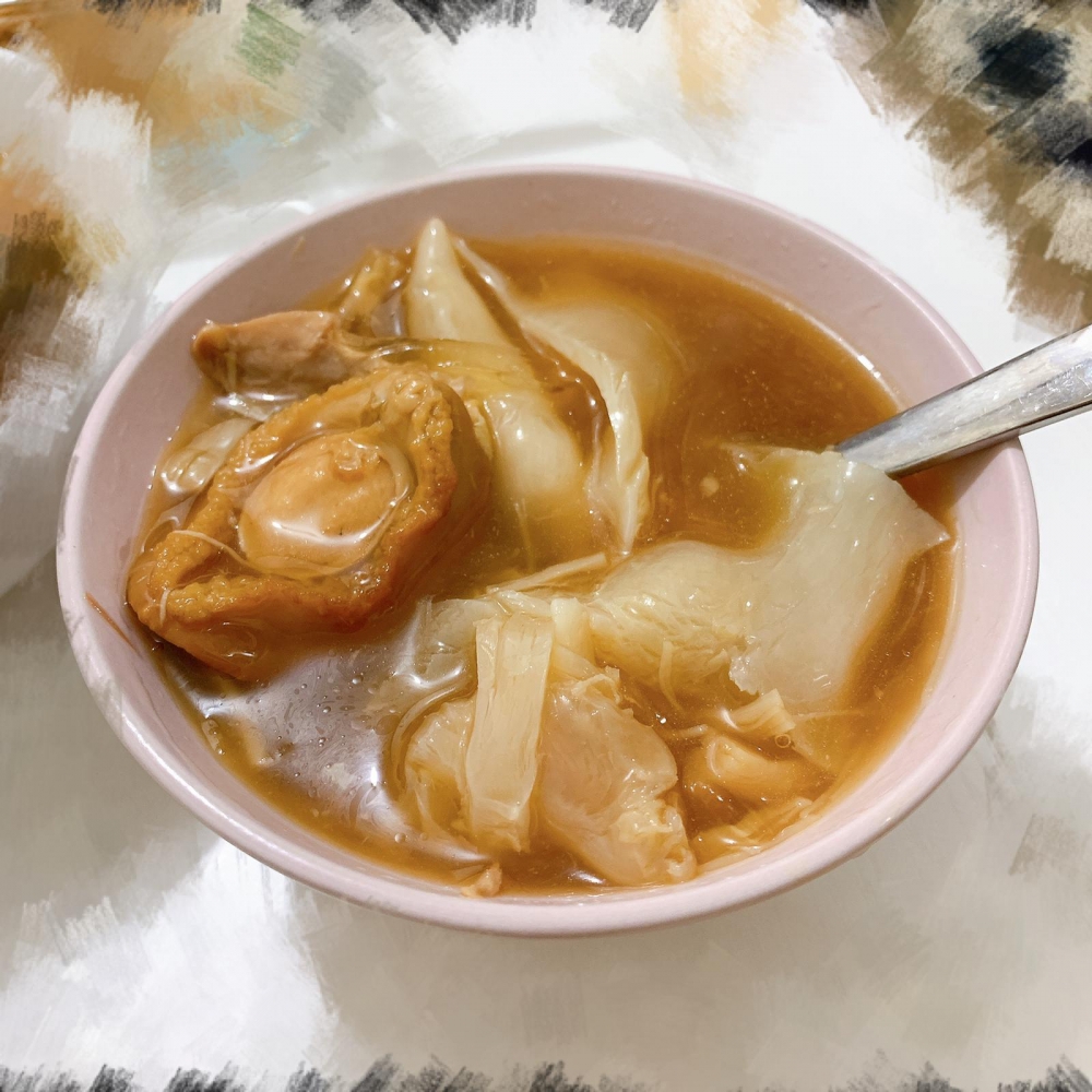 燉雞鮑翅花膠湯非常多媽媽推介，皆因用料十足。