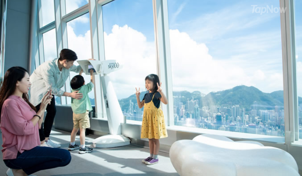 天際100觀景台位於環球貿易廣場第100層