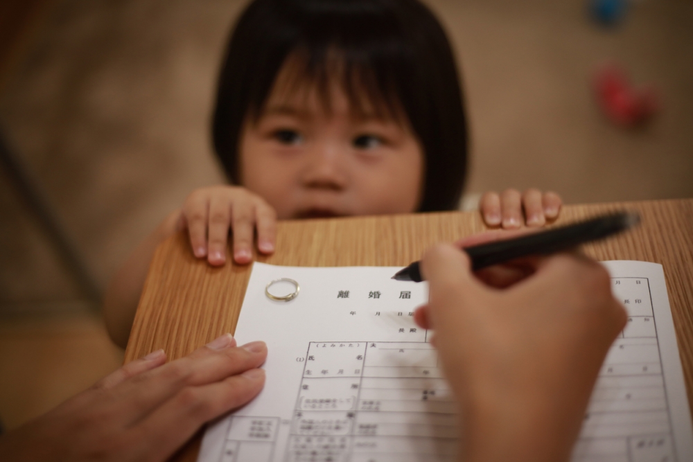 女性友人最後選擇離婚,沒有爭取任何財產,決定自己撫養4個孩子。