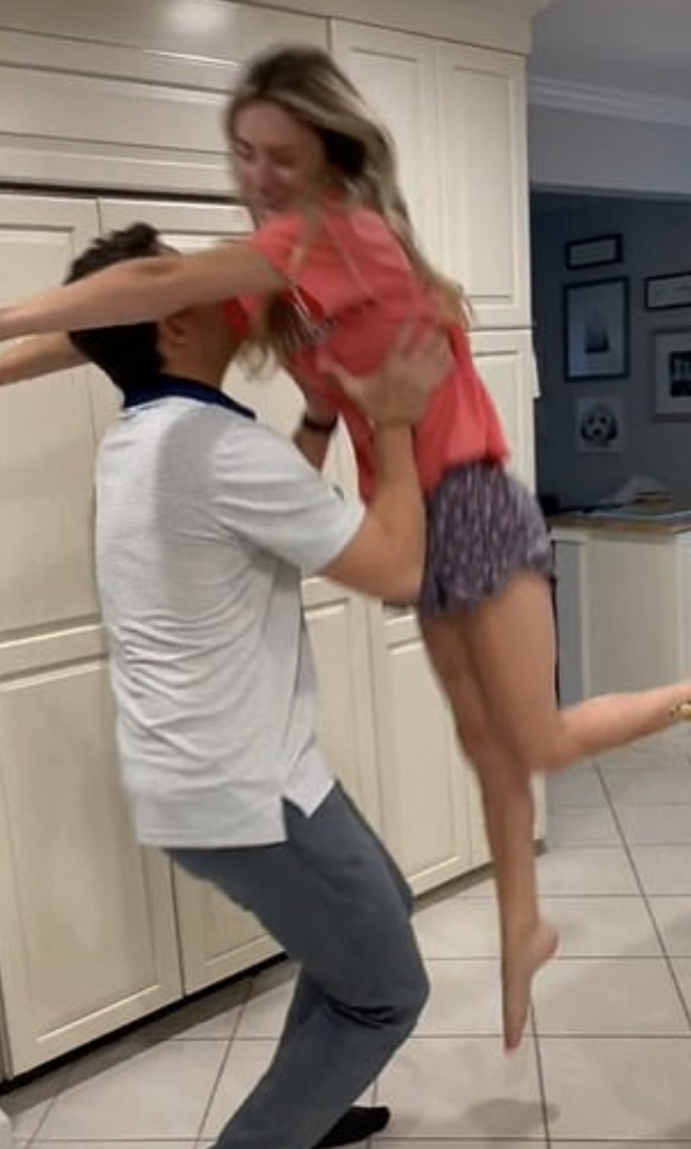 而 Andrew 則把 Lizzie 整個人抱起了幾次,期間更是碰到對方的胸部。