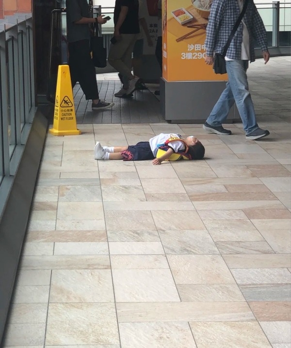 幼兒子上PN班時,他竟然躺在商場地上扭計。