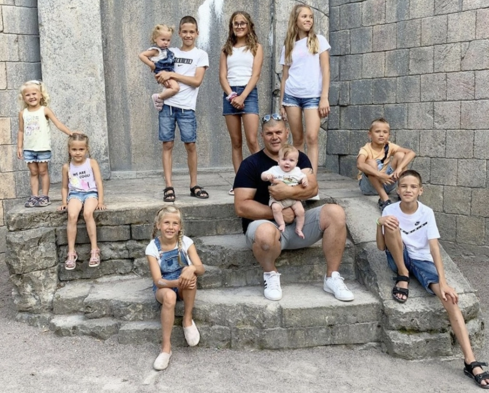 現時是6個女兒及4個兒子之母。