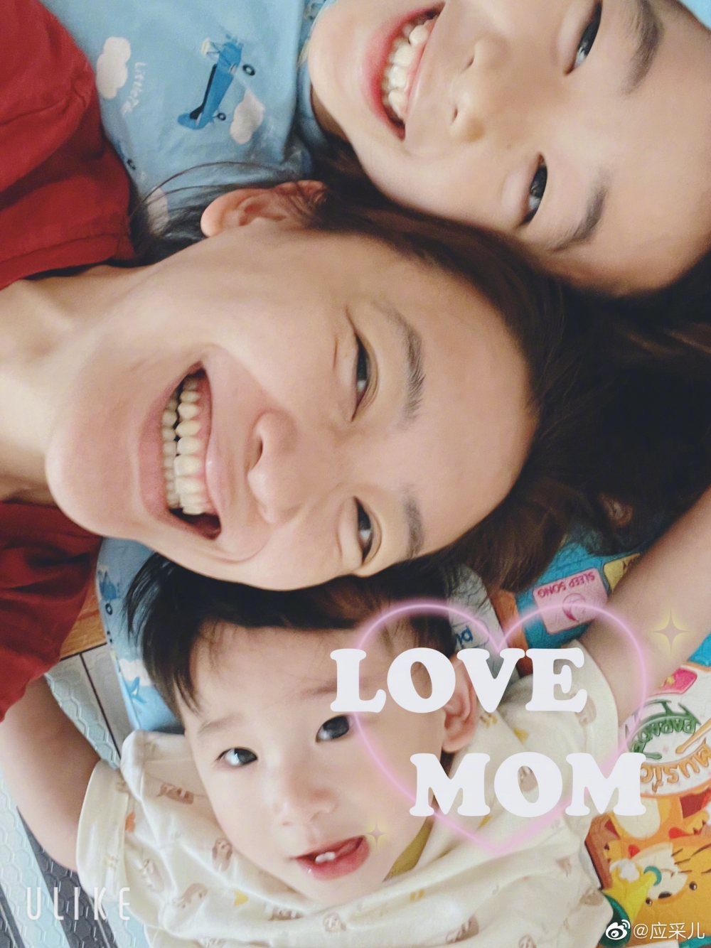 Jasper、弟弟和媽媽甜蜜合照。