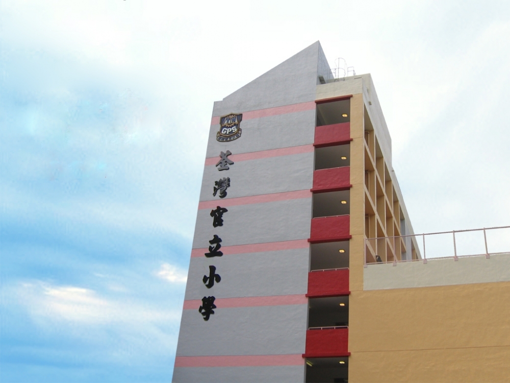 荃灣官立小學校舍規模比同區的海壩街官立小學來得大,收生達150人。