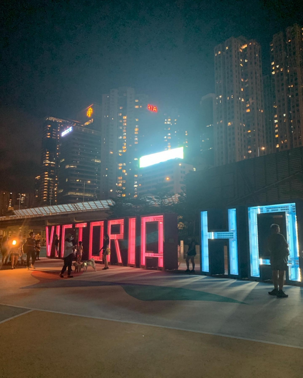 晚上的東岸公園主題區稍顯昏暗,小朋友玩樂要小心。