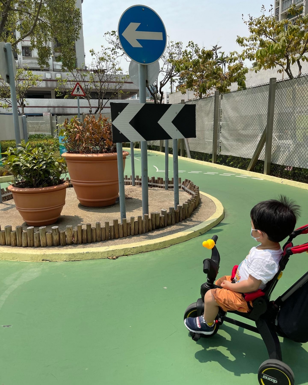 沙田交通安全公園內安全島指示牌。