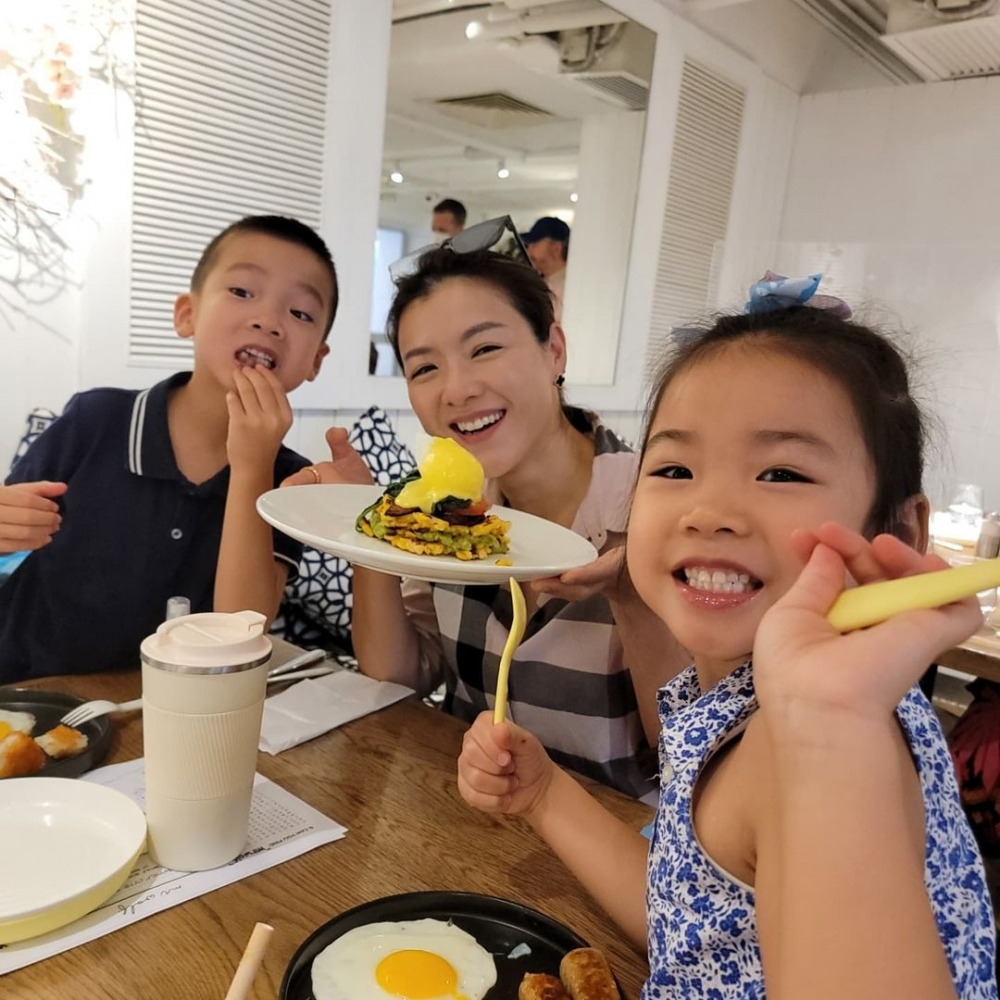 陳茵媺與次子、小女兒合照，家庭幸福