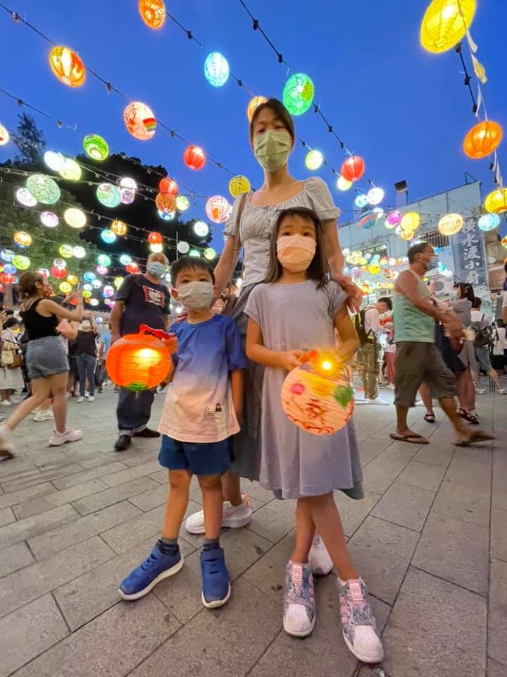 入夜後,大奧水鄉花燈節為燈籠亮燈,人潮漸多。