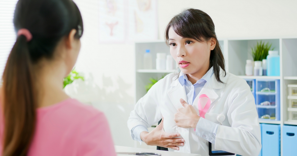 醫生教導婦女如何檢查乳房,以預防乳癌