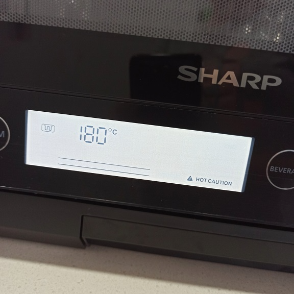 烤盤抹油,放餃子皮,肉醬及芝士,重覆至放滿