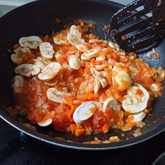 先炒洋蔥,再炒蕃茄至有汁,最後加蘑菇 + 蕃茄醬炒