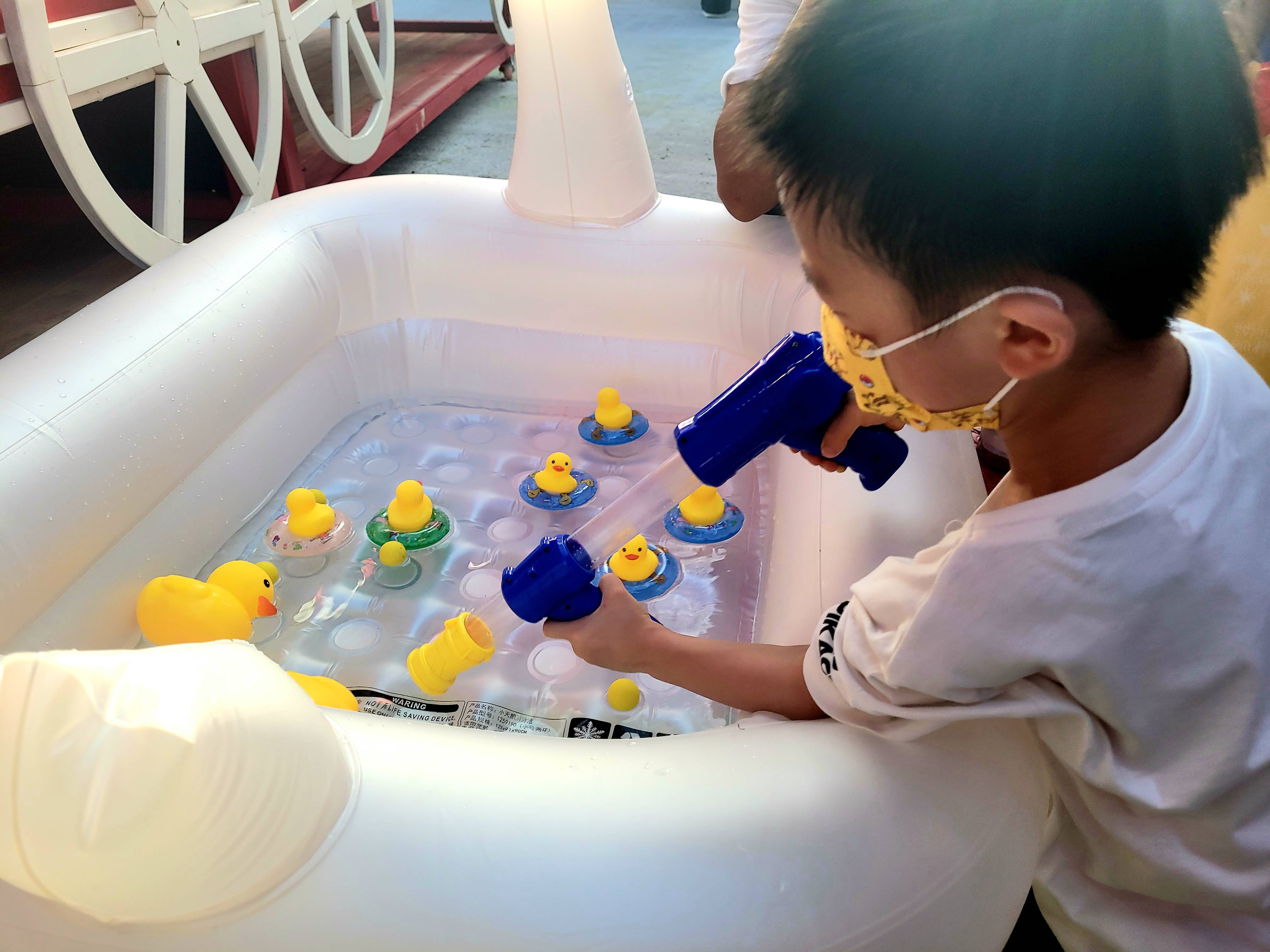 市集上蓋有用網遮蔭，而且有強力風扇，所以冇咁曬同熱