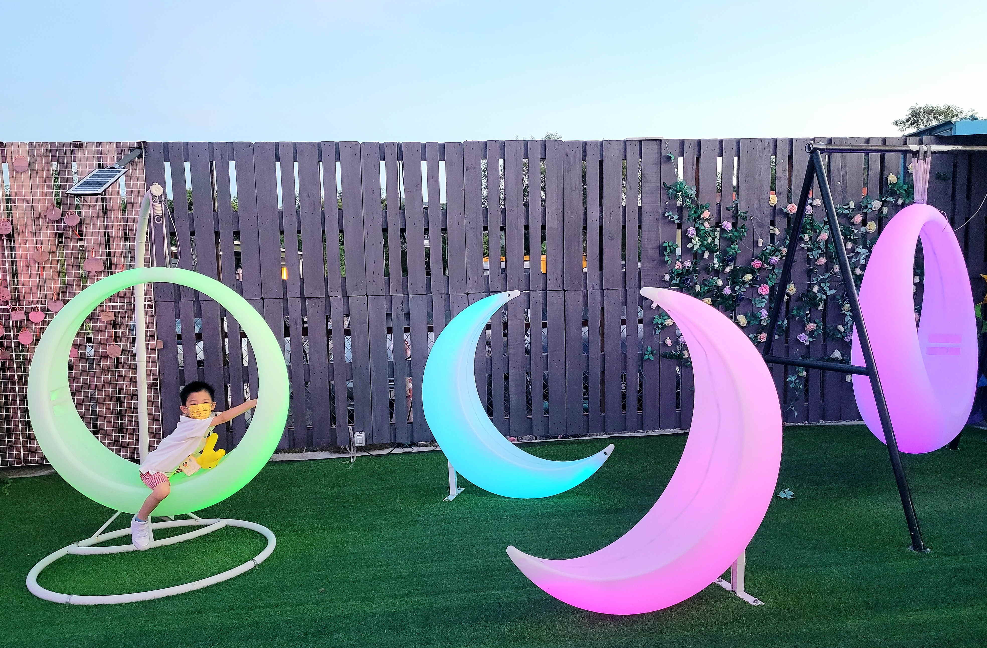 月亮鞦韆，彎月可以當櫈仔坐打卡。