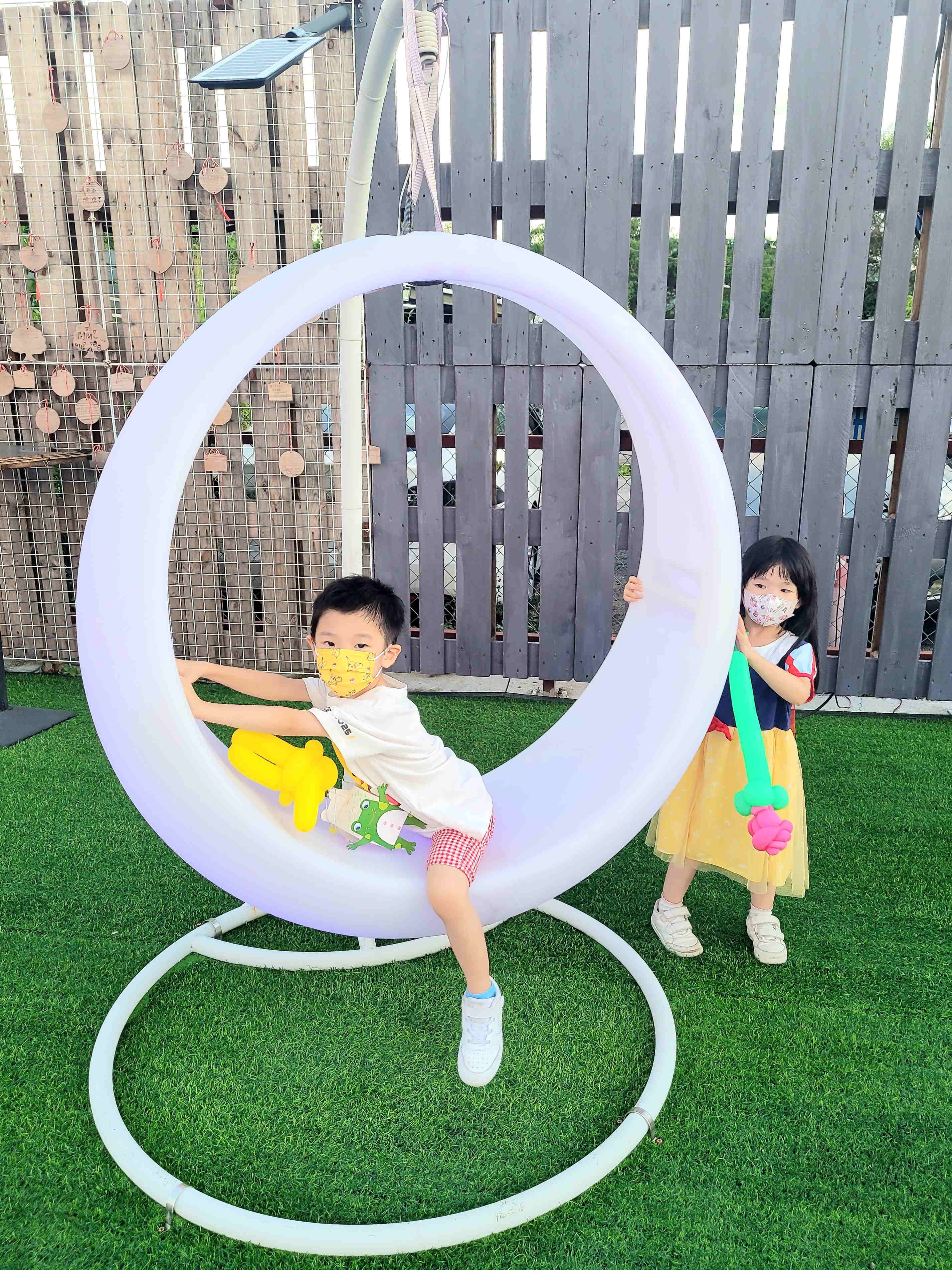 滿月嘅可以轉同搖，當鞦韆玩。