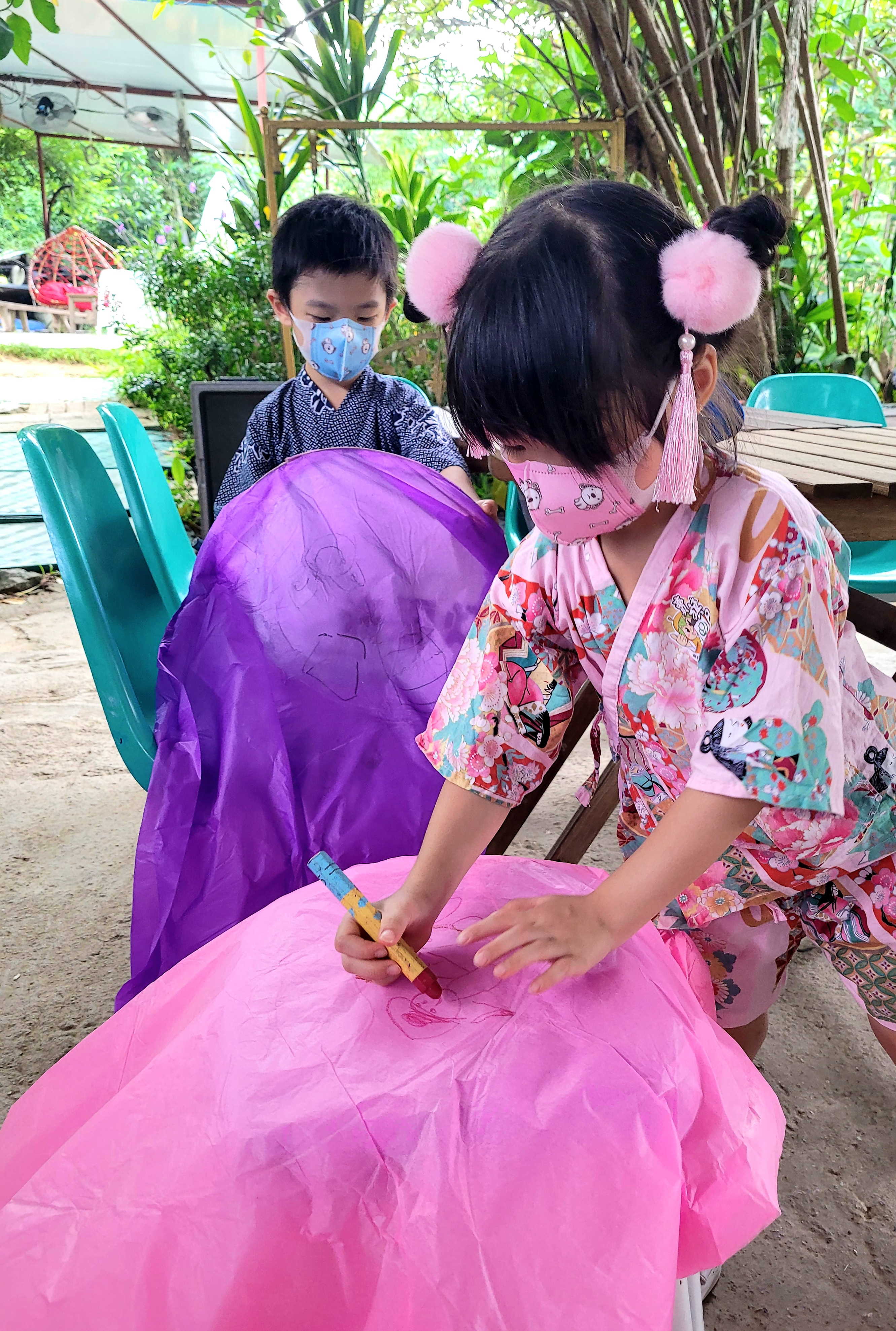 小朋友仲係天燈上畫畫,製作屬於自己嘅天燈。