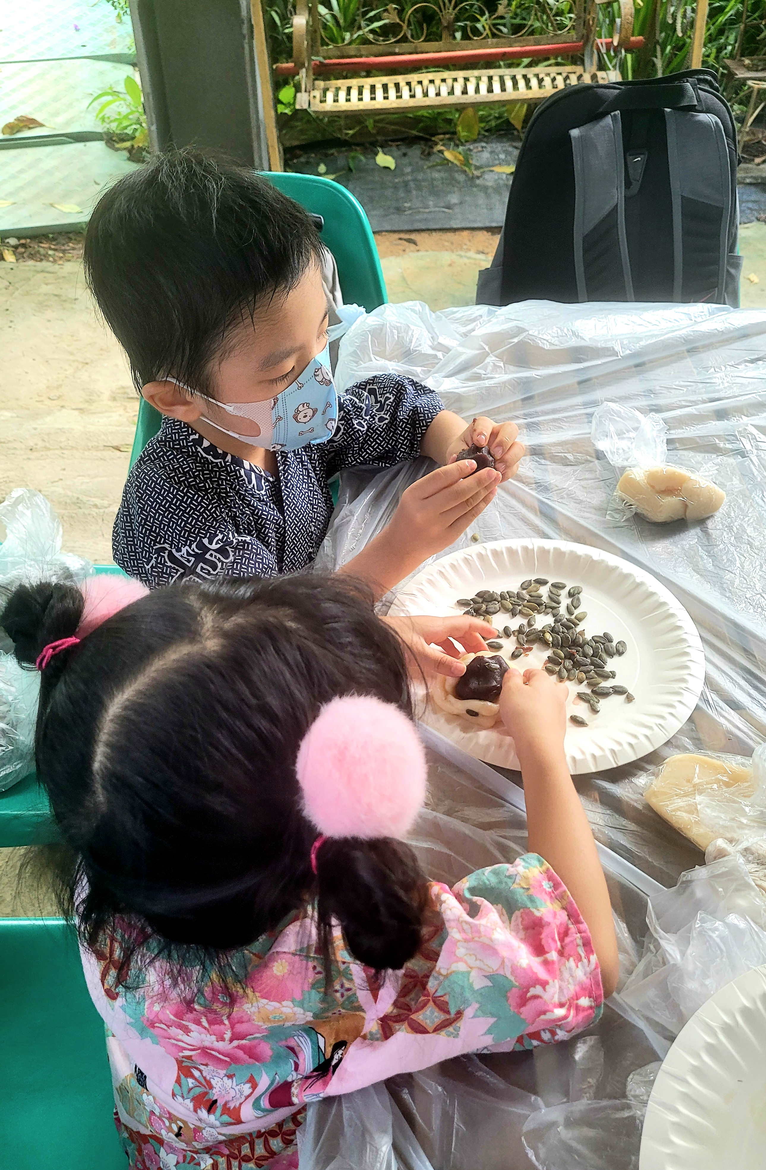 同小朋友一齊整咗十個小冰皮月餅,可加入紅豆泥或南瓜籽等。