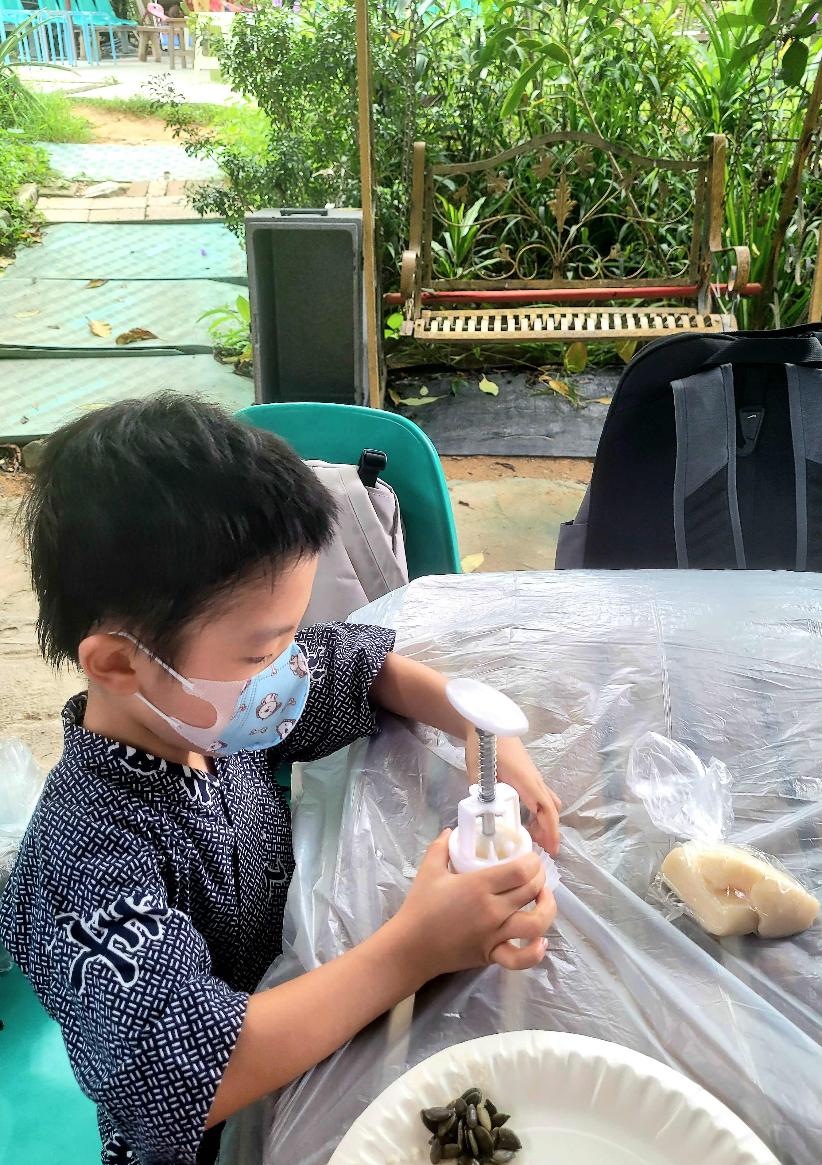 整月餅要戴膠手套,但只有成人膠手套提供。