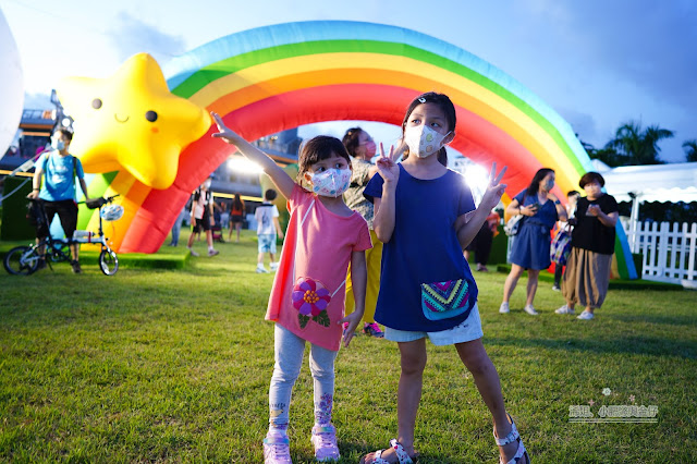 在巨大的「Rainbow」下打卡,就像真的彩虹一樣。