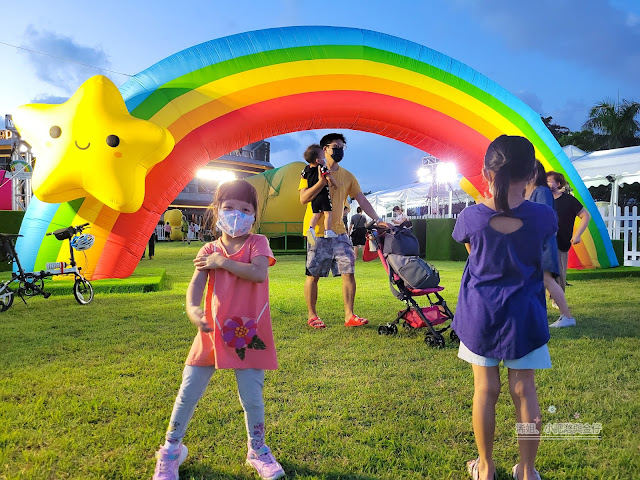西九文化區Friends With You Rainbow 充氣雕塑。