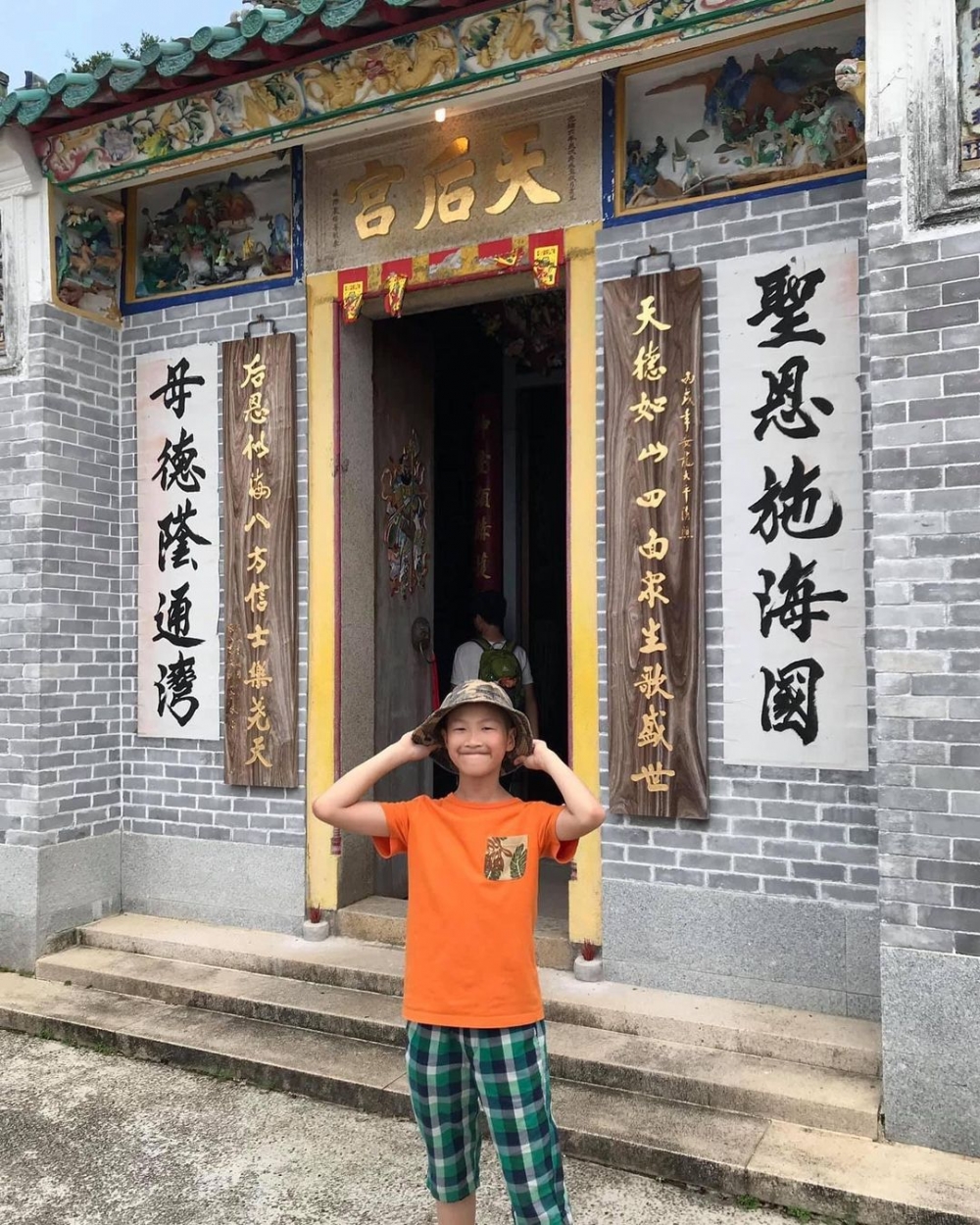 小朋友在吉澳天后宮前留影。