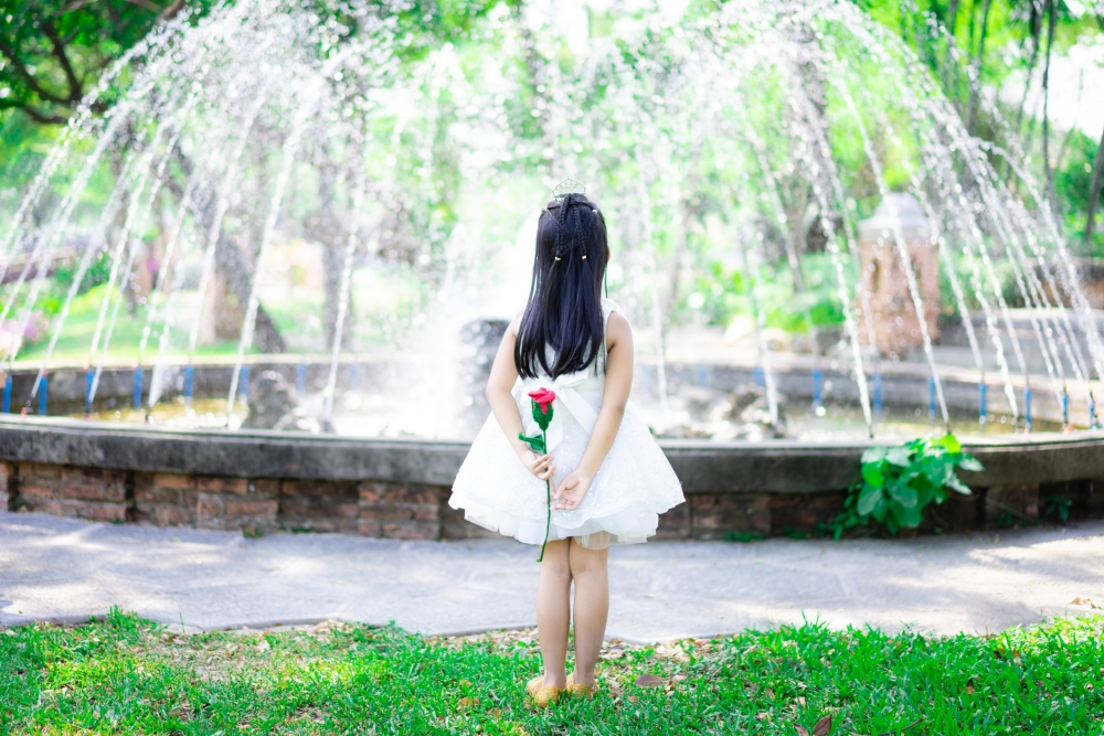 有個9歲女孩因為穿着白色長裙,而被趕離表姨的婚禮。