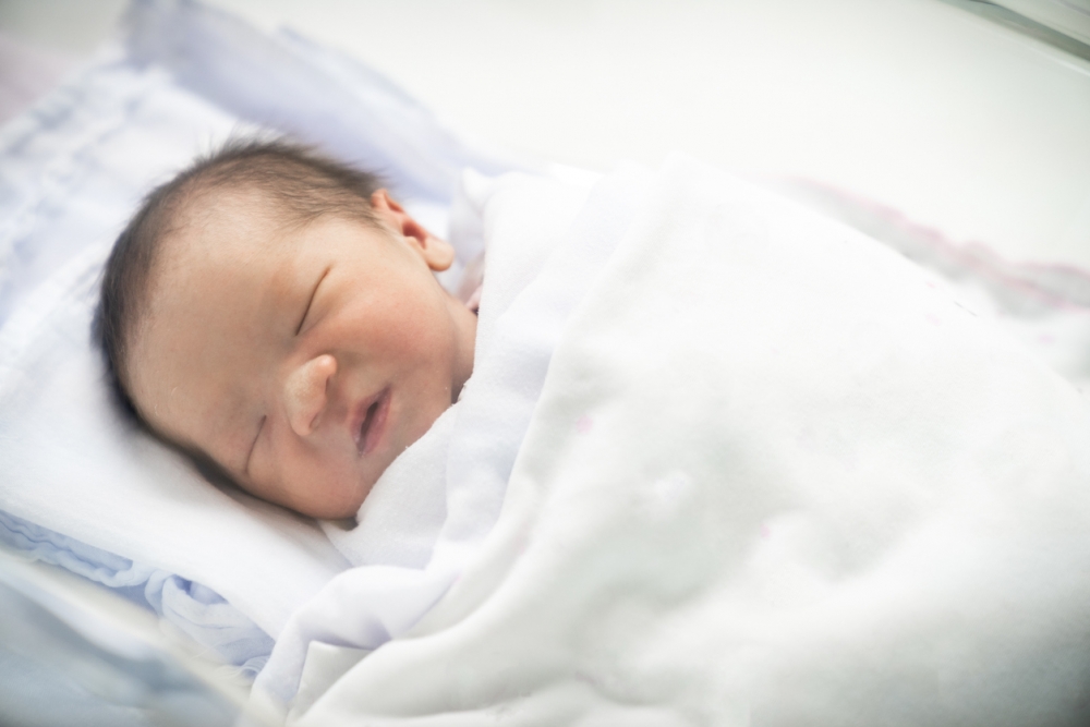 讓出生首年的嬰兒獨自睡在家長牀邊的嬰兒牀，切勿放軟身物件和寬鬆被舖在嬰兒睡覺的地方。