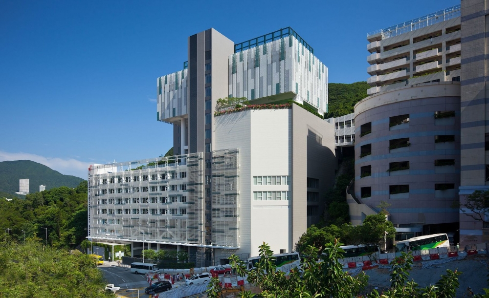 陳豪夫婦安排大兒子,入讀新加坡國際學校。