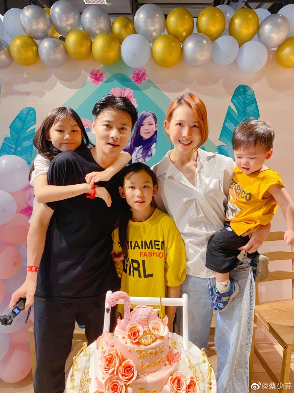 蔡少芬除了要照顧小兒子,亦要兼顧兩個分別已經10歲及8歲的女兒張楚兒及张信儿,兩女皆就讀位於沙田石門的基督教國際學校