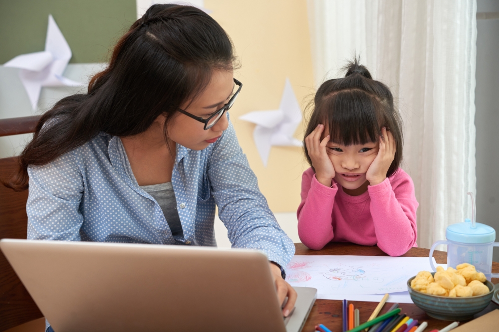 媽媽在教導情緒無法集中（ADHD）的女兒寫作業