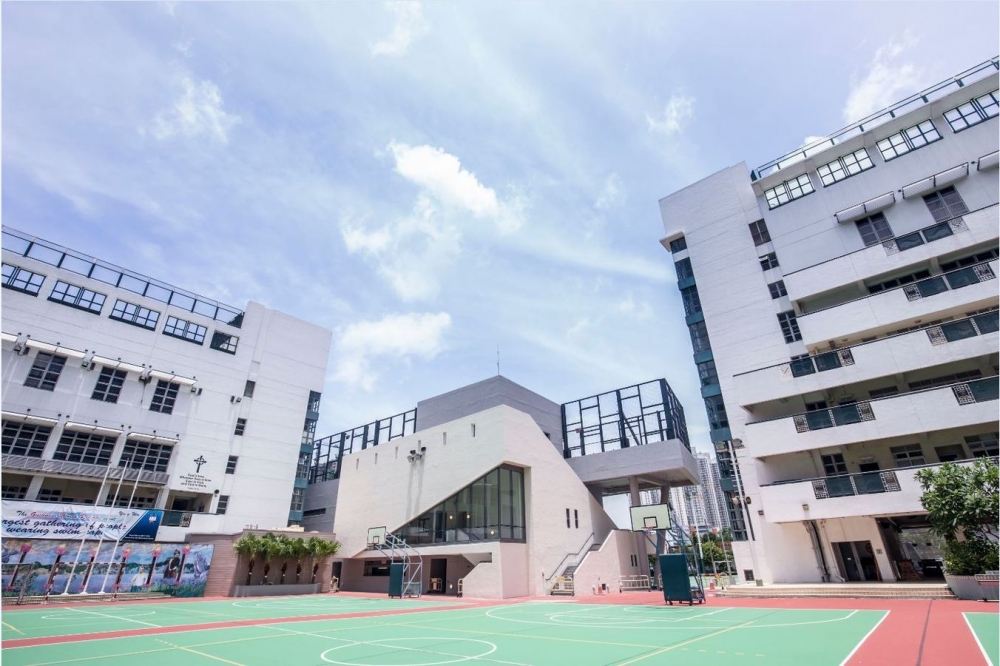 英華小學與英華書院屬結龍關係,在辦校方針及教學理念方面都秉持「以基督精神,辦全人教育」願景。